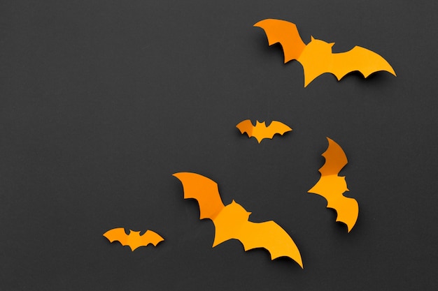 Concepto de Halloween y decoración - murciélagos de papel volando