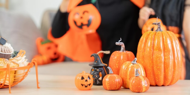 El concepto de Halloween madre e hija se preparan para celebrar en casa juntos hermosamente decorados