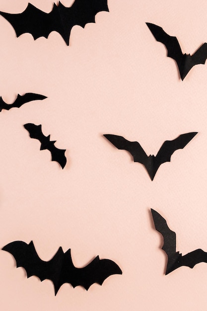 Concepto de Halloween Murciélagos y arañas sobre fondo rosa Decoraciones festivas