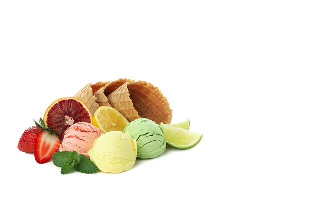 Concepto de helado de comida de verano aislado sobre fondo blanco