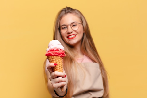 Concepto de helado de expresión feliz y sorprendida joven mujer bonita