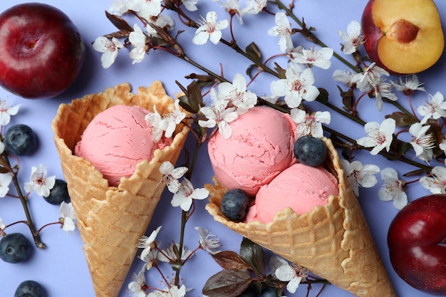 Concepto de helado de frutas sobre fondo violeta