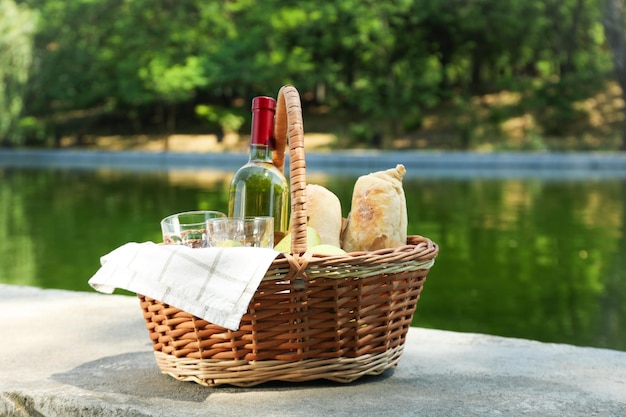 Concepto de hermoso relax al aire libre en un picnic de verano