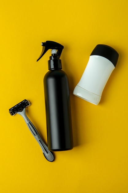 Concepto de herramientas de higiene masculina sobre fondo amarillo aislado