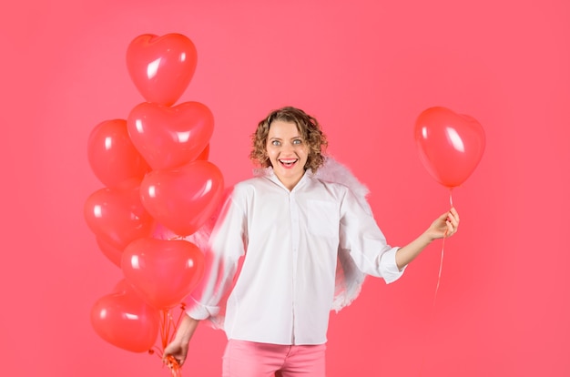 Concepto de historia de amor del día de san valentín ángel femenino cupido del día de san valentín con globos en forma de corazón