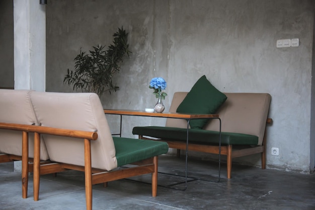 Concepto de hogar industrial de sala de estar con muro de hormigón. diseño minimalista.