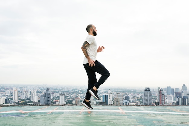 Concepto de hombre ejercicio entrenamiento en la azotea