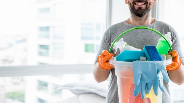 Foto concepto de hombre limpiando su casa