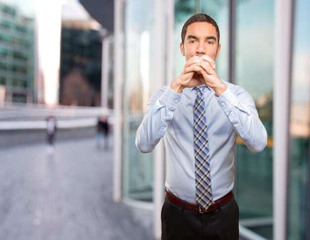 Concepto de un hombre de negocios haciendo un gesto de trabajo en equipo