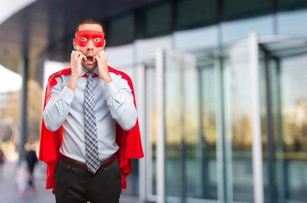 Concepto de un hombre de negocios super asustado