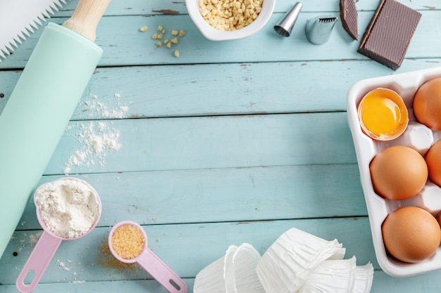 Concepto de horneado con ingredientes sobre fondo azul. Vista superior.