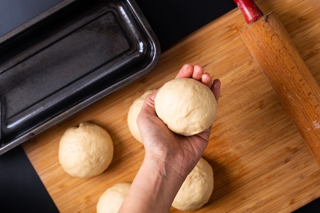 Concepto para hornear alimentos Hacer pan de pan de leche suave hecho en casa orgánico en una bandeja para pan en una tabla de madera