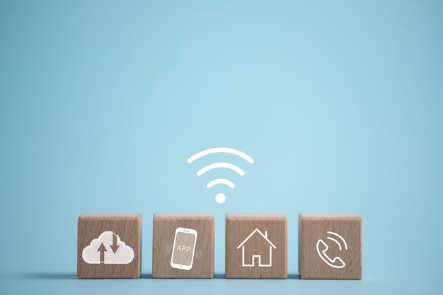 concepto de icono de comunicación y tecnología, teléfono con símbolo de cubo de bloque de madera, nube, correo electrónico, dirección. Página del sitio web contáctenos o marketing por correo electrónico, contáctenos en concepto de atención al cliente