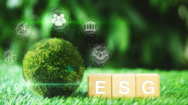 Concepto de icono ESG que circula el globo terrestre con texto ESG en dados de madera en un jardín natural verde de fondo para la sociedad medio ambiente y gobernanzaESG en negocios sostenibles en conexiones en red