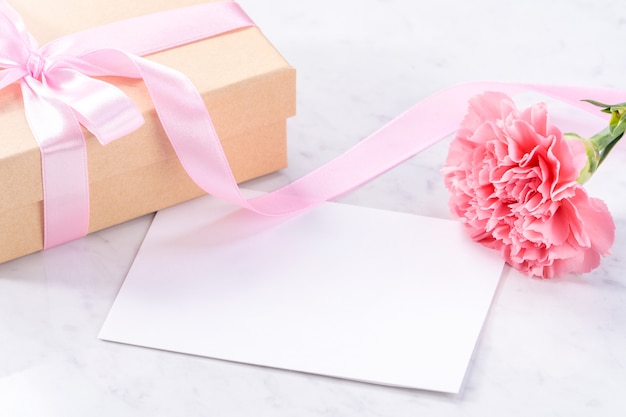 Concepto de idea de caja de regalo hecha a mano del día de la madre con clavel rosa