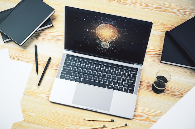 Concepto de idea creativa con ilustración de bombilla en la pantalla de un portátil moderno Representación 3D