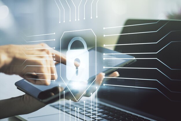 Concepto de idea creativa con símbolo de candado e ilustración de microcircuito y con clics con el dedo en una tableta digital en el fondo Concepto de protección y firewall Multiexposición