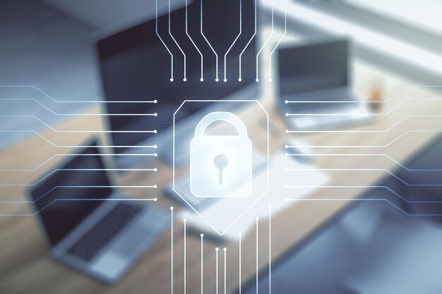 Concepto de idea creativa con símbolo de candado e ilustración de microcircuito y escritorio moderno con computadora en segundo plano Concepto de protección y firewall Multiexposición
