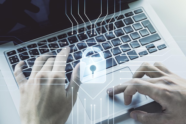 Concepto de idea creativa con símbolo de candado e ilustración de microcircuito y manos escribiendo en la computadora portátil en el fondo Concepto de protección y firewall Exposición múltiple