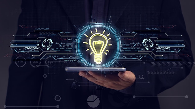 Concepto de ideas de negocios Empresario que sostiene una bombilla de teléfono inteligente simboliza ideas brillantes Para una guía para iniciar una lluvia de ideas de negocios de una organización para encontrar posibles soluciones