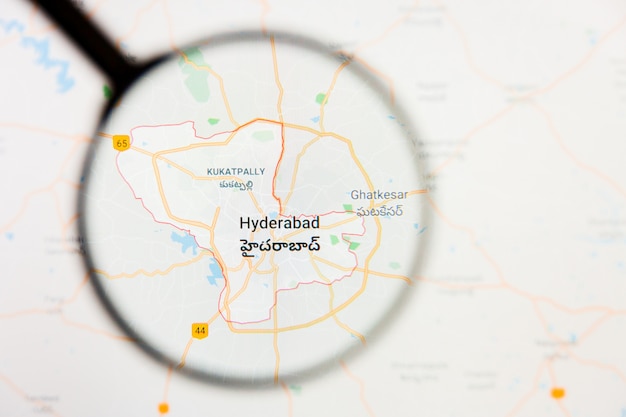 Concepto ilustrativo de visualización de la ciudad de Hyderabad, India, en la pantalla a través de una lupa