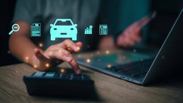 Concepto de impuesto al automóvil Mujer de negocios que paga el impuesto al vehículo en líneax9