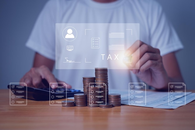 Concepto de impuestosImpuesto de palabras y monedas apiladas puestas en los escritoriosPlanificación del pago de impuestos y deducciones de impuestos