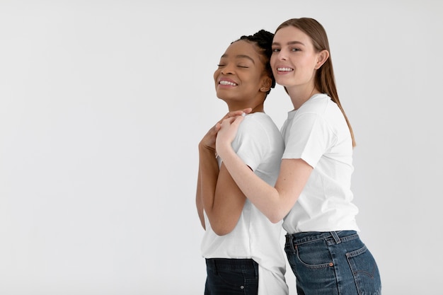 Foto concepto de inclusión con mujeres felices.