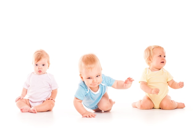 Concepto de infancia. Bebés lindos sobre fondo blanco