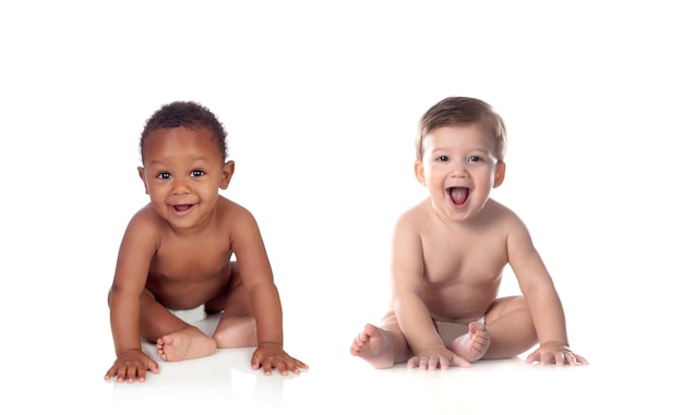 Concepto de infancia. Bebés lindos sobre fondo blanco