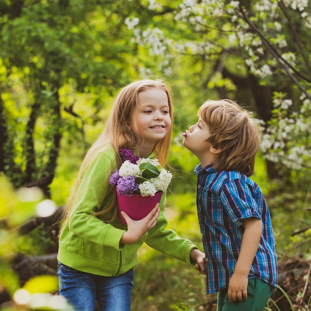 Concepto de infancia concepto de niños activos naturaleza y estilo de vida de los niños beso