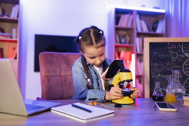 Foto concepto infancia y estudio en la escuela