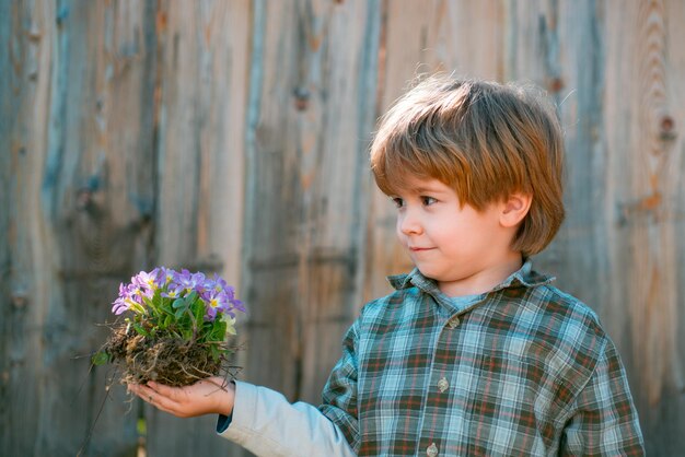 Concepto de infancia feliz niño pequeño disfrutar de los años de la infancia en la vida ecológica de la granja