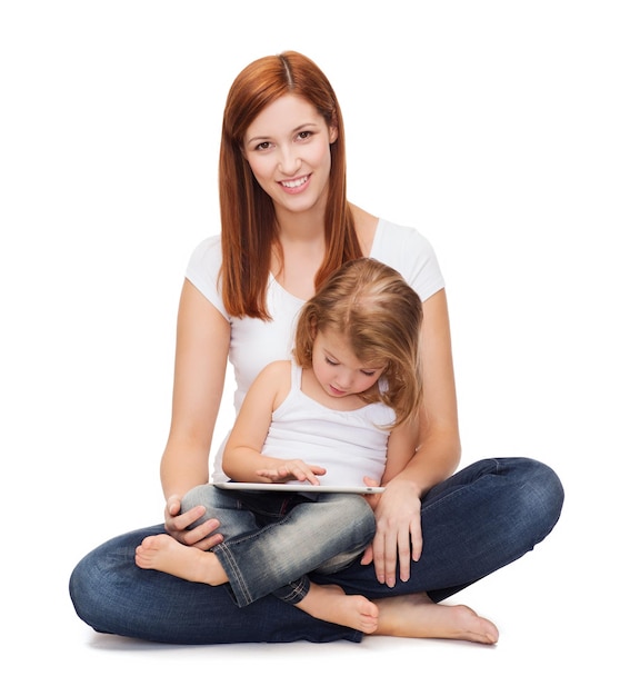 concepto de infancia, paternidad y tecnología - madre feliz con una adorable niña y una tableta