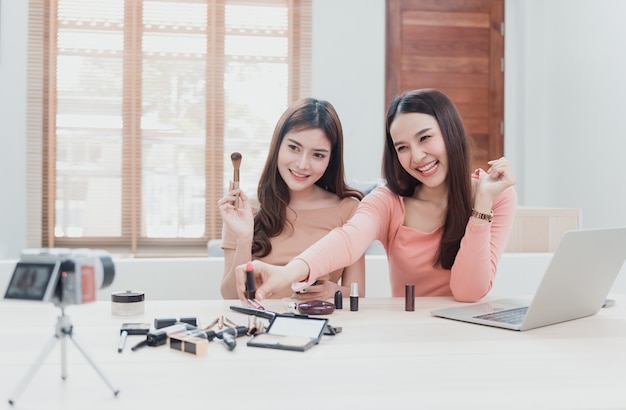 El concepto de influencer blogger de belleza está usando cámaras para grabar y transmitir en vivo a las redes sociales en el uso de cosméticos como un nuevo negocio en la era New Normal.