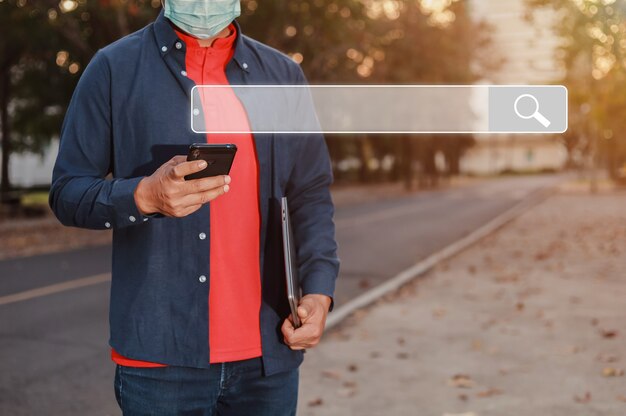 Foto concepto de información de datos de búsqueda móvil con teléfono celular moderno en la mano