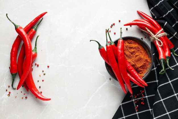 Concepto de ingredientes calientes y picantes pimiento picante rojo