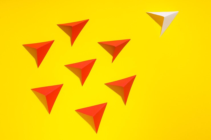 Foto concepto de inicio y patrocinio de negocios con aviones de papel sobre fondo amarillo