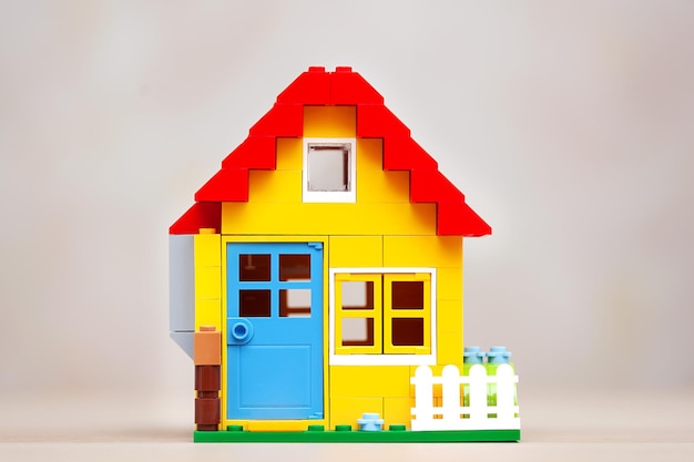 Concepto inmobiliario Modelo de una casa de campo con techo rojo