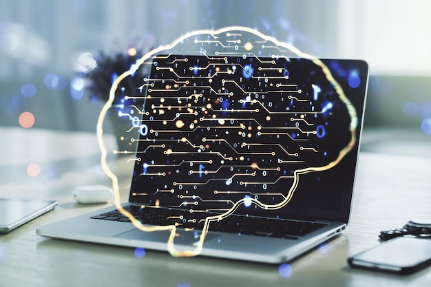 Concepto de inteligencia artificial creativa con holograma de cerebro humano en el fondo de la computadora portátil moderna Exposición múltiple