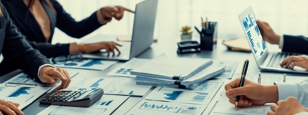 Concepto de inteligencia empresarial y análisis de datos Equipo de analistas que trabajan en el panel de análisis de datos financieros en papel como indicación de marketing para la planificación estratégica empresarial Insight
