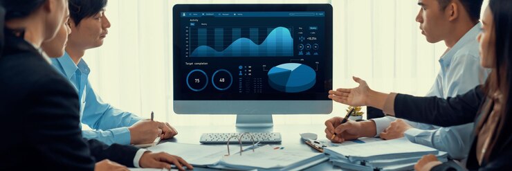 Foto concepto de inteligencia empresarial y análisis de datos equipo de analistas trabajando en un panel de análisis de datos financieros en la pantalla de una computadora portátil como indicación de marketing para una planificación estratégica empresarial efectiva insight