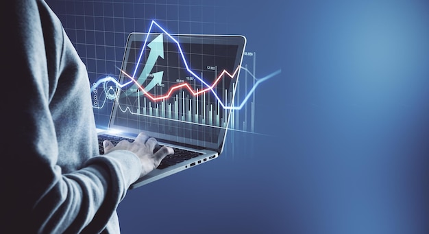 Concepto de intercambio de mercado de divisas con computadora portátil en manos humanas y gráficos financieros virtuales y flechas crecientes Mockup