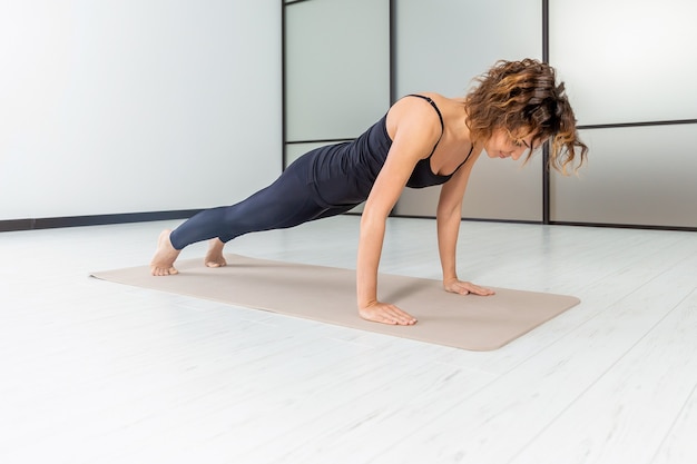 Concepto de interior de yoga. Vida activa y poder. Meditación y relax.