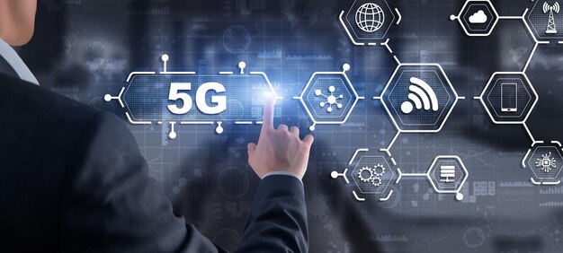 Concepto de Internet inalámbrico 5G Hombre tocando el icono 3D 5G