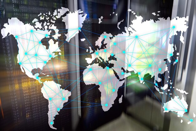 Concepto de Internet y telecomunicaciones con mapa mundial en el fondo de la sala de servidores