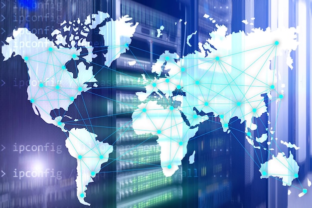 Concepto de Internet y telecomunicaciones con mapa mundial en el fondo de la sala de servidores