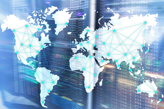 Concepto de Internet y telecomunicaciones con mapa mundial en el fondo de la sala de servidores