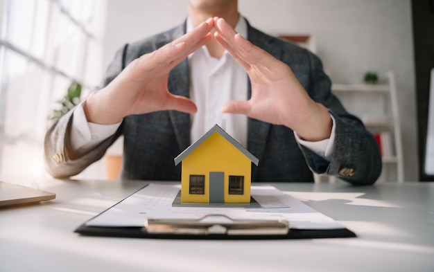 Concepto de inversión inmobiliaria y seguros de vivienda nuevo cliente después de firmar un contrato de acuerdo con el formulario de solicitud de propiedad aprobado