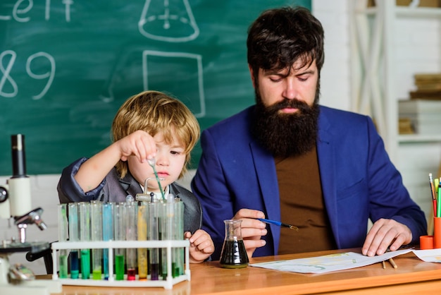 Concepto de investigación biotecnológica Sabiduría Regreso a la escuela Experimentos de fórmula en laboratorio de química orgánica niño pequeño con maestro hijo y padre en la escuela La educación nos enseña una forma de vida